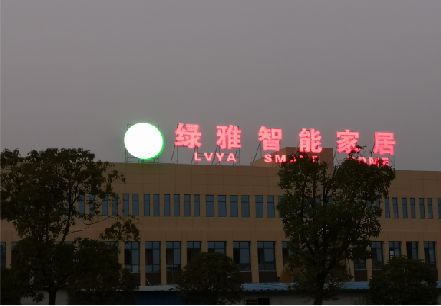 泉州楼顶冲孔发光字是怎么安装的?